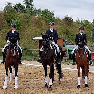 LK 2+3:  Platz: Marcel Wolf mit Fabiano A vom RFV Bad Waldsee Platz: Katharina Sieger mit Q Silberasters Quaterback vom RFV Zollenreute Platz: Anna Lena Eff mit Stella Sfilata vom RFV Leutkirch-Diepoldshofen