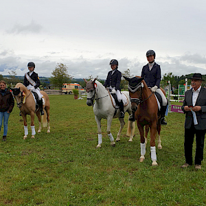 Junioren: Platz: Anna-Maria Locher, RSG Birkeschbach-Ittenhausen Platz: Luna Buzengeiger, RFV Ebersbach-Musbach Platz: Emma Ochsenreiter, RFV Schomburg-Amtzell Junioren: Platz: Anna-Maria Locher, RSG Birkeschbach-Ittenhausen Platz: Luna Buzengeiger, RFV Ebersbach-Musbach Platz: Emma Ochsenreiter, RFV Schomburg-Amtzell