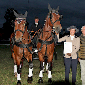 Eddy Stöferle übereichte das Goldene Fahrabzeichen an Claudia Gschwind - Bild von Martin Stellberger